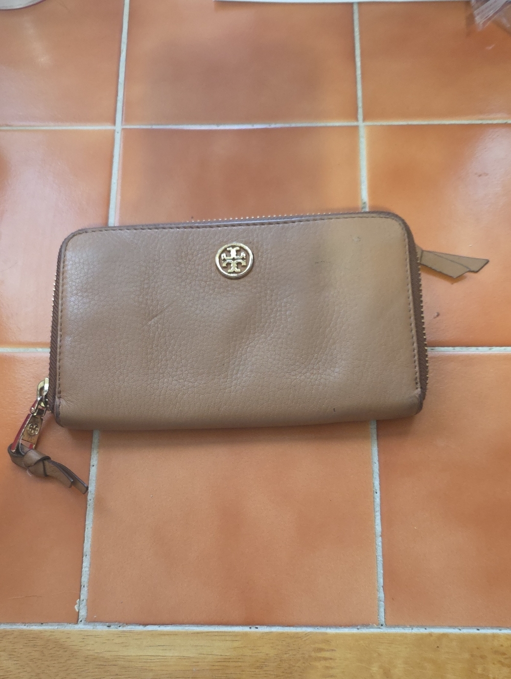 TORY BURCH TAN WALLET GOOD USED CONDITION